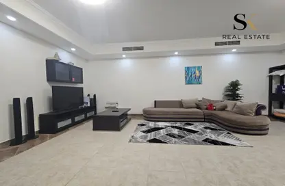 Apartment - 2 Bedrooms - 4 Bathrooms for rent in Al Juffair - Capital Governorate