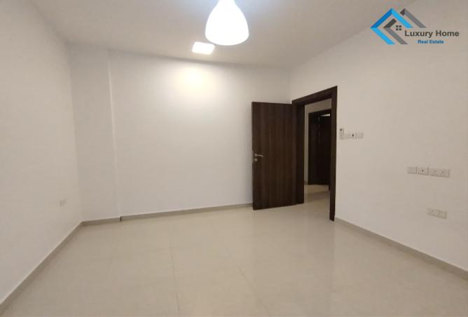 Apartment - 3 Bedrooms - 4 Bathrooms for rent in Hidd - Muharraq Governorate