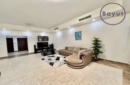 Apartment - 2 Bedrooms - 4 Bathrooms for rent in Al Juffair - Capital Governorate