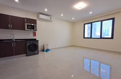 Apartment - 1 Bedroom - 1 Bathroom for rent in Al Burhama - Manama - Capital Governorate