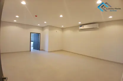 Apartment - 2 Bedrooms - 2 Bathrooms for rent in Busaiteen - Muharraq Governorate