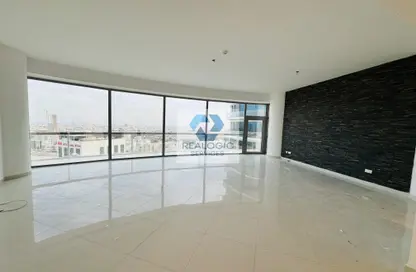 Apartment - 2 Bedrooms - 3 Bathrooms for rent in Sanabis - Manama - Capital Governorate