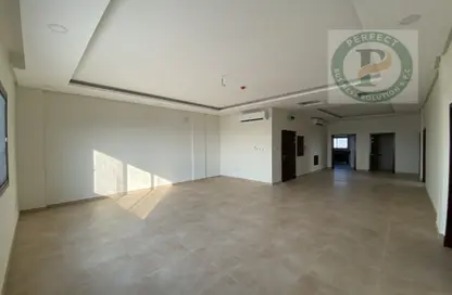 Empty Room image for: Apartment - 3 Bedrooms - 3 Bathrooms for rent in Saraya 2 - Bu Quwah - Northern Governorate, Image 1