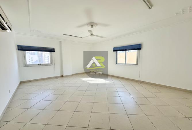 Office Space - Studio - 2 Bathrooms for rent in Exhibition Road - Hoora - Capital Governorate