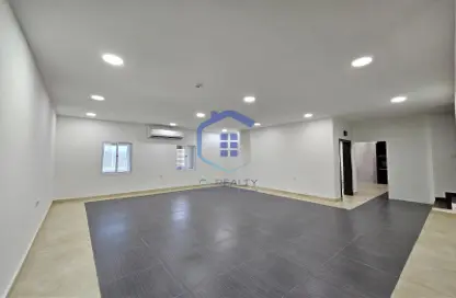 Duplex - 5 Bedrooms - 5 Bathrooms for rent in Saar - Northern Governorate