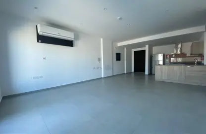 Apartment - 1 Bedroom - 1 Bathroom for rent in Sanabis - Manama - Capital Governorate