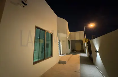 Villa - 4 Bedrooms - 4 Bathrooms for rent in Sanad - Central Governorate