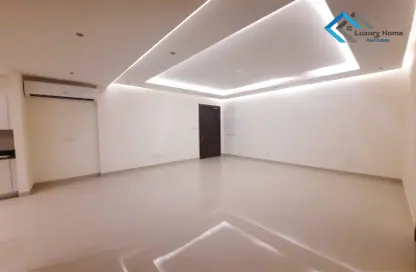 Office Space - Studio - 3 Bathrooms for rent in Busaiteen - Muharraq Governorate