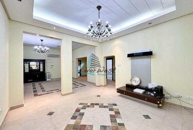 Apartment - 4 Bedrooms - 3 Bathrooms for rent in Al Juffair - Capital Governorate