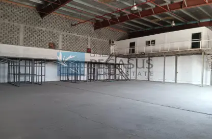 Warehouse - Studio - 2 Bathrooms for rent in Hidd - Muharraq Governorate