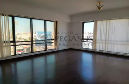 Apartment - 4 Bedrooms - 3 Bathrooms for rent in Salmaniya - Manama - Capital Governorate