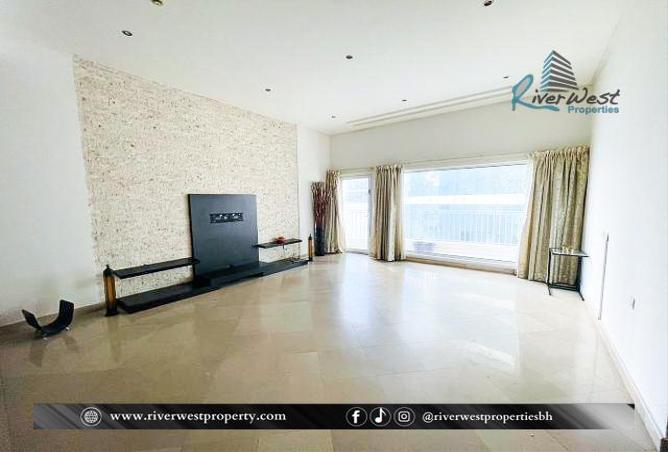 Apartment - 2 Bedrooms - 2 Bathrooms for sale in Al Juffair - Capital Governorate