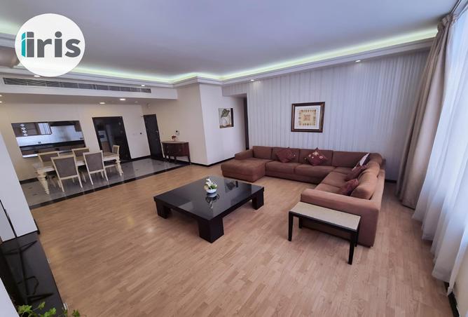 Apartment - 3 Bedrooms - 3 Bathrooms for rent in Al Juffair - Capital Governorate