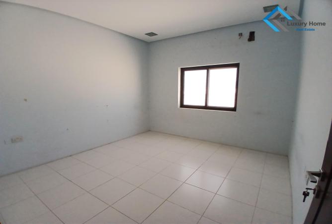 Apartment - 3 Bedrooms - 3 Bathrooms for rent in Busaiteen - Muharraq Governorate