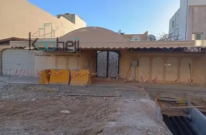 Villa - 4 Bedrooms - 2 Bathrooms for sale in Isa Town - Central Governorate