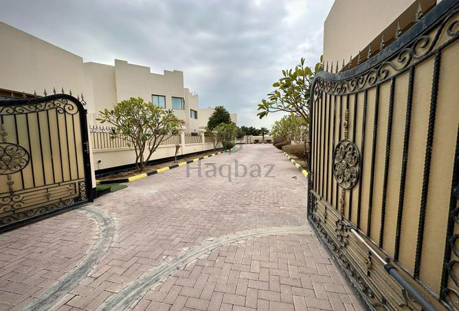 Compound - 4 Bedrooms - 5 Bathrooms for sale in Janabiya - Northern Governorate