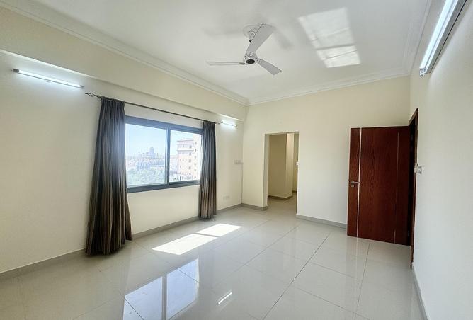 Apartment - 2 Bedrooms - 2 Bathrooms for rent in Um Al Hasam - Manama - Capital Governorate