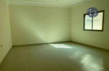 Empty Room image for: Apartment - 3 Bedrooms - 2 Bathrooms for rent in Sanad - Central Governorate, Image 1