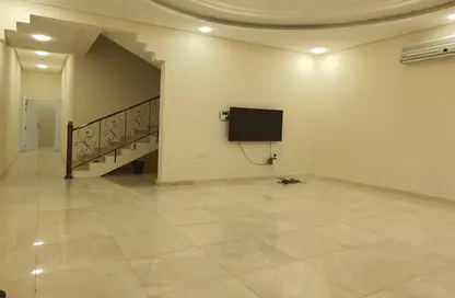 Villa - 4 Bedrooms - 5 Bathrooms for rent in Galali - Muharraq Governorate