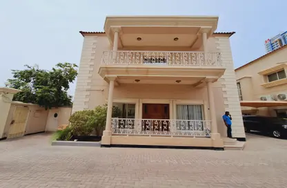 Villa - 4 Bedrooms - 5 Bathrooms for rent in Al Juffair - Capital Governorate