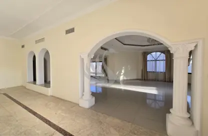 Compound - 4 Bedrooms - 5 Bathrooms for rent in Saar - Northern Governorate