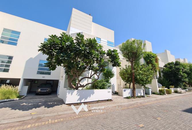 Villa - 4 Bedrooms - 5 Bathrooms for rent in Zinj - Manama - Capital Governorate