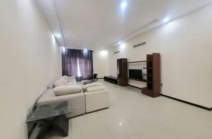 Apartment - 2 Bedrooms - 3 Bathrooms for rent in Busaiteen - Muharraq Governorate