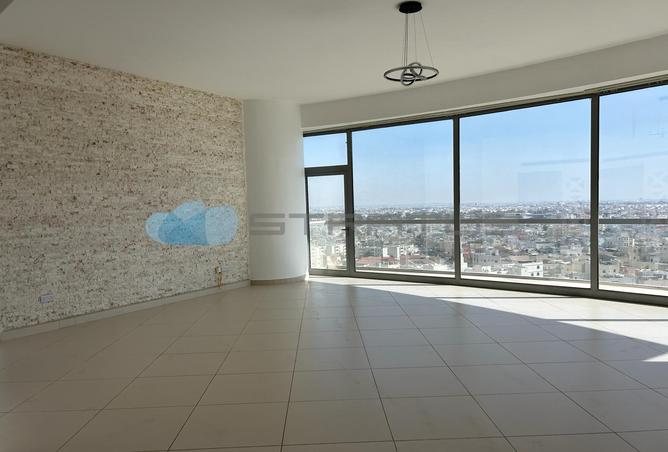 Apartment - 2 Bedrooms - 3 Bathrooms for rent in Sanabis - Manama - Capital Governorate