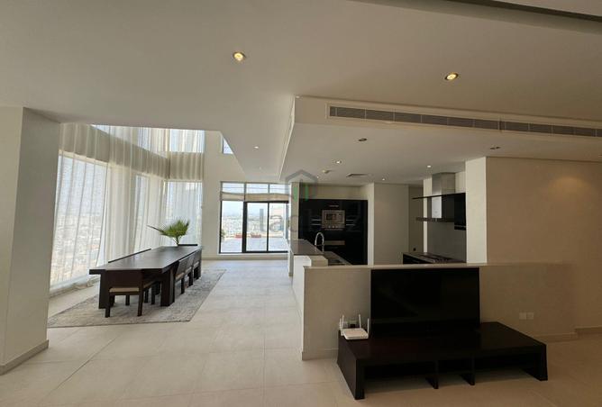 Apartment - 3 Bedrooms - 4 Bathrooms for rent in Sanabis - Manama - Capital Governorate