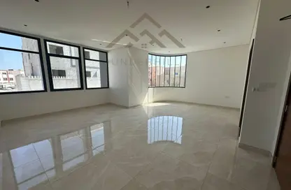 Apartment - 3 Bedrooms - 3 Bathrooms for rent in Busaiteen - Muharraq Governorate