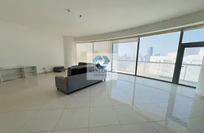 Apartment - 2 Bedrooms - 3 Bathrooms for rent in Sanabis - Manama - Capital Governorate