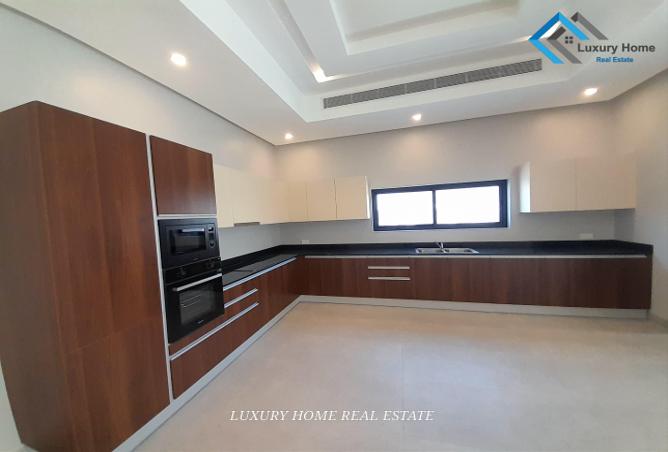 Villa - 3 Bedrooms - 5 Bathrooms for rent in Manama - Capital Governorate