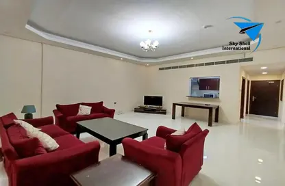 Apartment - 2 Bedrooms - 3 Bathrooms for rent in Sanabis - Manama - Capital Governorate