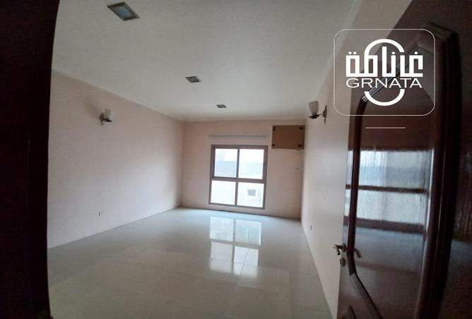 Apartment - 2 Bedrooms - 2 Bathrooms for rent in Ras Rumman - Manama - Capital Governorate