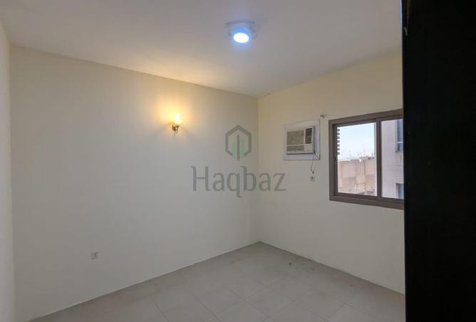 Apartment - 3 Bedrooms - 2 Bathrooms for rent in Busaiteen - Muharraq Governorate