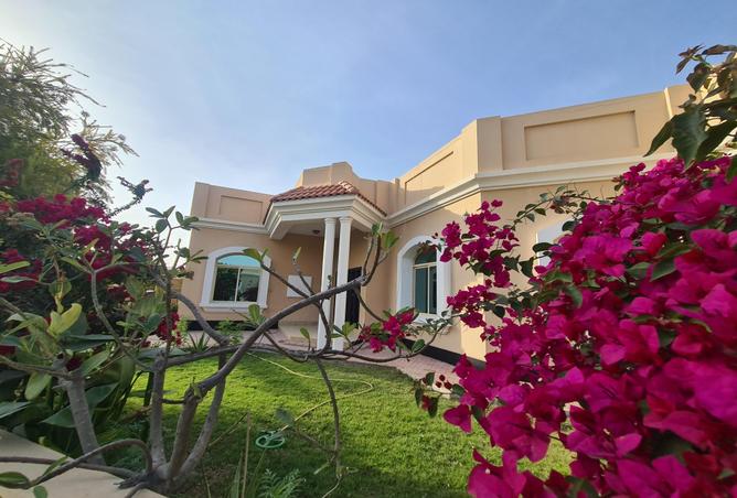 Villa - 4 Bedrooms - 3 Bathrooms for rent in Janabiya - Northern Governorate